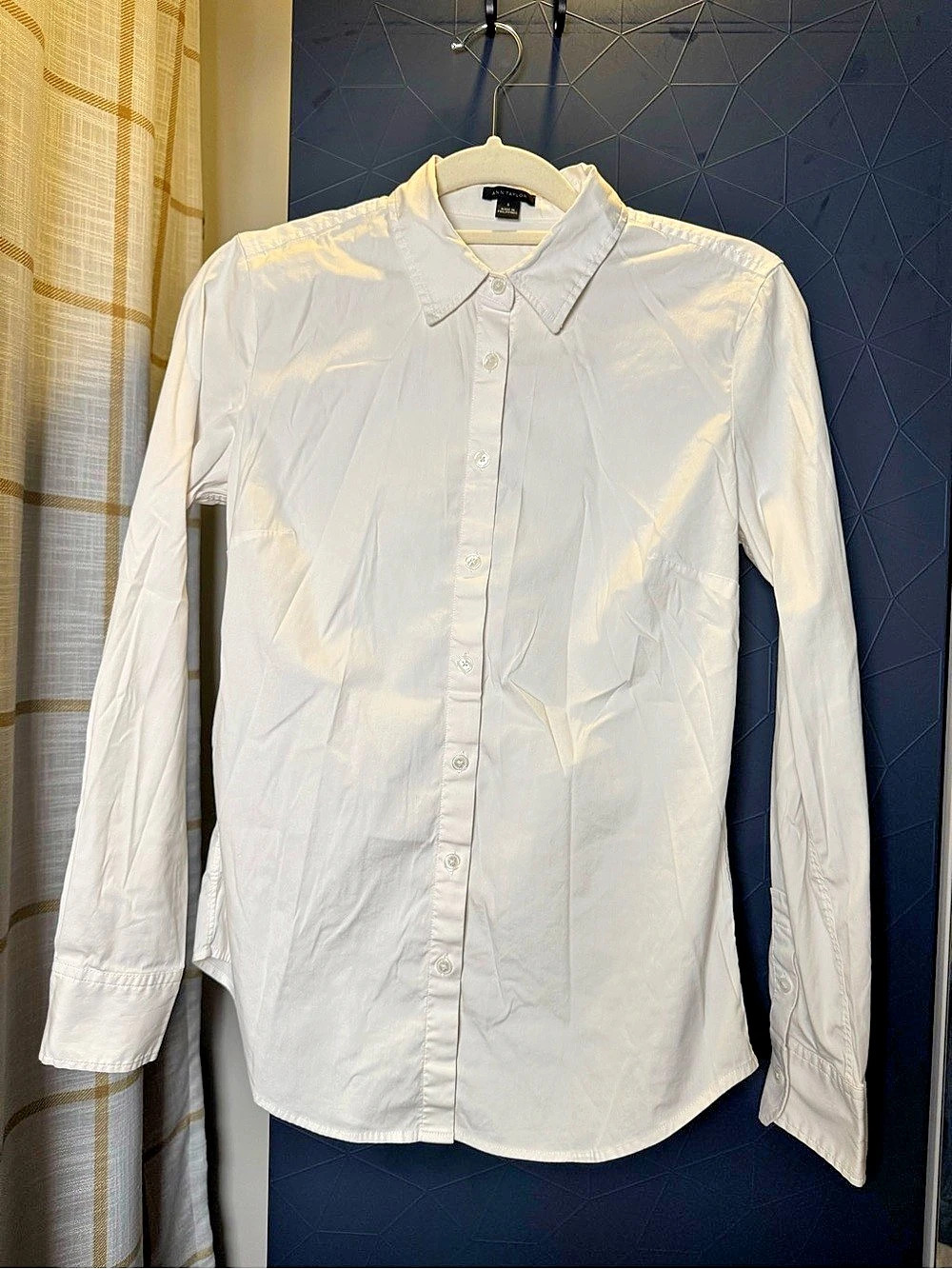 Ann Taylor White Button Down Shirt Size 6 Like New